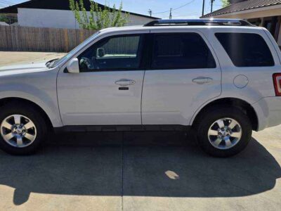 Side view emphasizing the 16-inch bright machined aluminum wheels and black roof rack side rails.