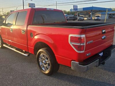 Side profile highlighting the 145-inch wheelbase and 18" chrome clad wheels on this SuperCrew 4x4.