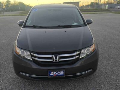 Front view of the 2016 Honda Odyssey EX-L, highlighting the chrome-accented grille and aerodynamic profile for BuskoCars.
