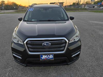 Front view of the 2021 Subaru Ascent Premium, highlighting the V-shaped grille for BuskoCars.
