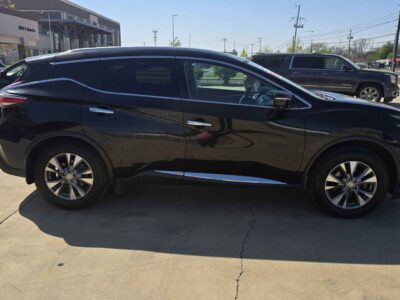 Side profile highlighting the aerodynamic floating roof design and 18" aluminum-alloy wheels.