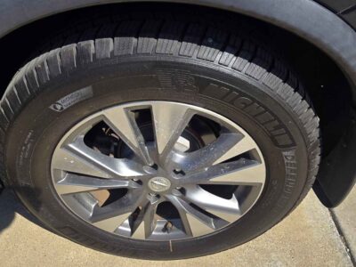 Wheel and Tire close-up featuring the 235/65R18 tires, optimized for a smooth Texas commute.