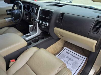 Interior Cabin: Limited trim interior featuring three-row capacity and premium comfort configurations typical of the Large-SUV class