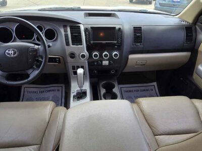Interior Cabin: Limited trim interior featuring three-row capacity and premium comfort configurations typical of the Large-SUV class