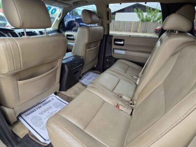 Interior Cabin: Limited trim interior featuring three-row capacity and premium comfort configurations typical of the Large-SUV class