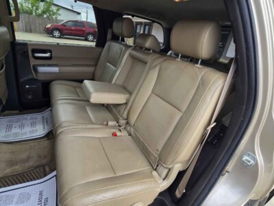 Interior Cabin: Limited trim interior featuring three-row capacity and premium comfort configurations typical of the Large-SUV class