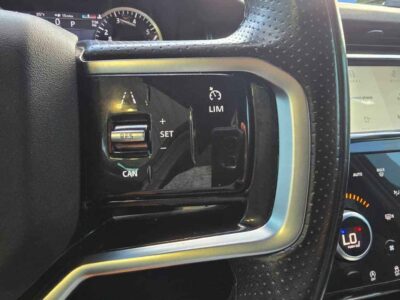 Leather steering wheel control console with analog and TFT instrument cluster display elements